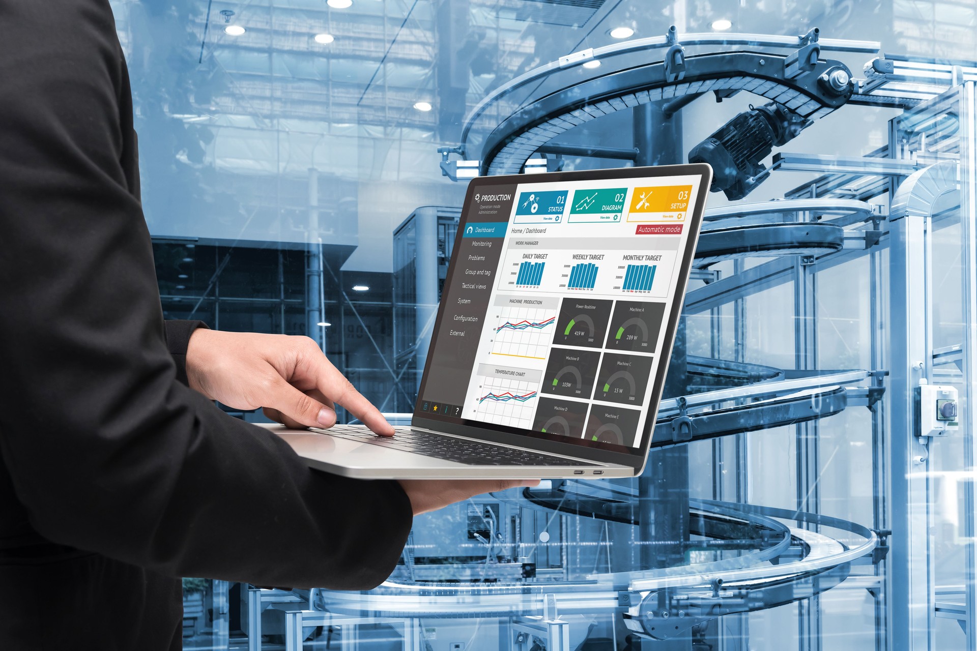 Gerente hombre portátil de mano para la producción de tiempo real check control de aplicación del sistema industrial de la fábrica inteligente. Automatizado de sistemas de transporte para el traspaso del paquete 4.0 industria y concepto de iot.